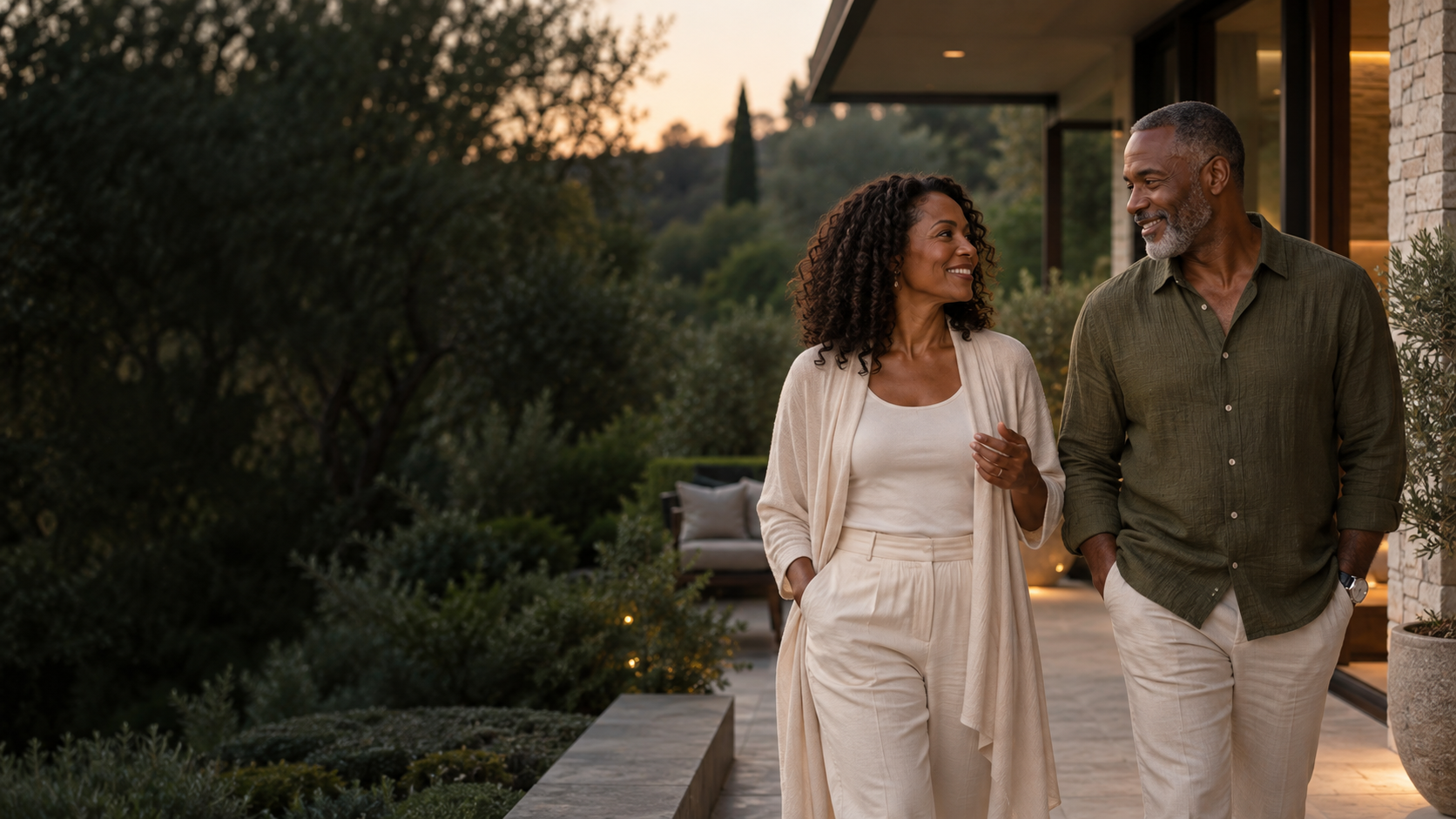 Imagen ilustrativa de una pareja paseando y conversando en una terraza ajardinada