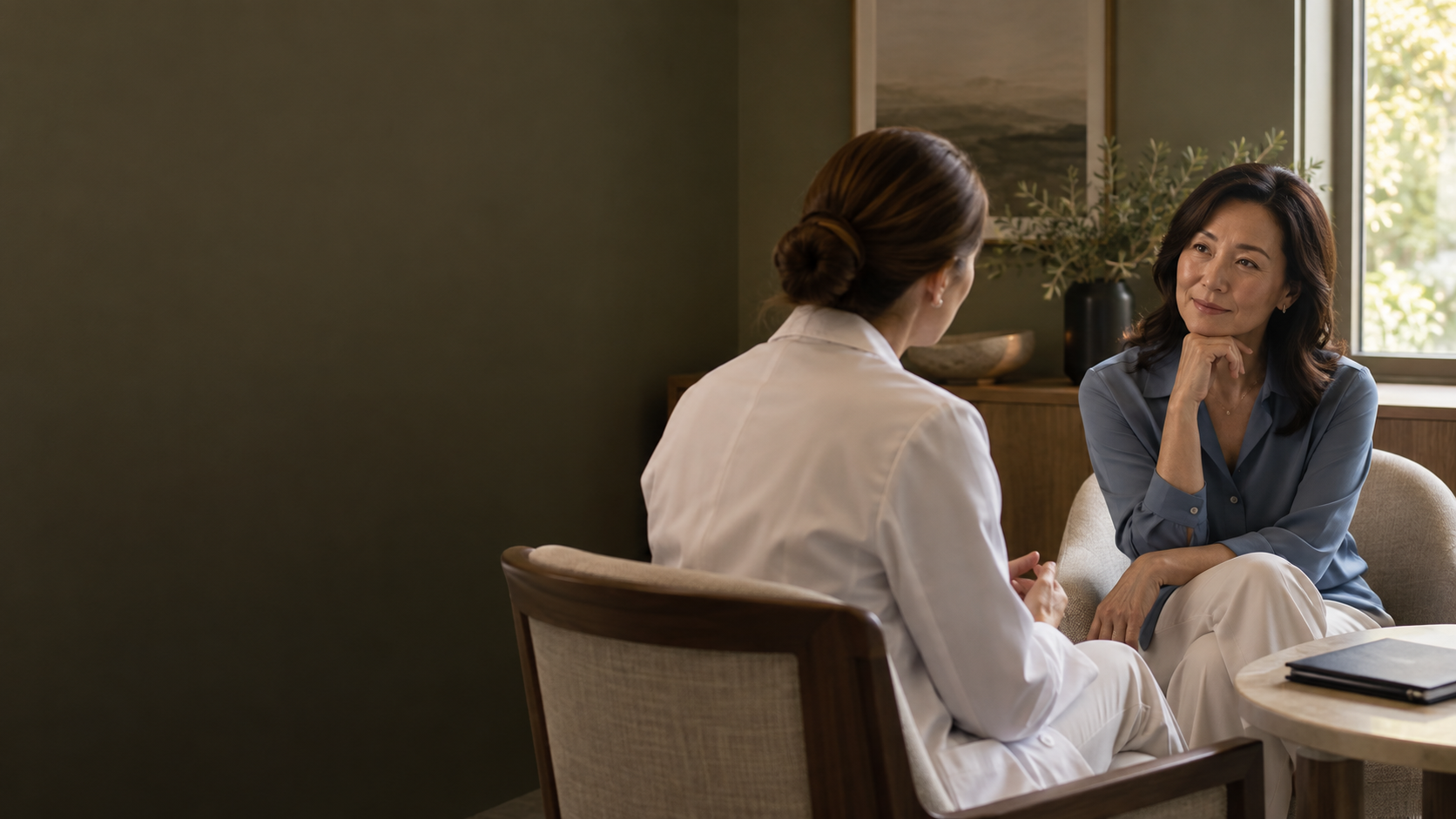 Imagen ilustrativa de una participante hablando con una médica